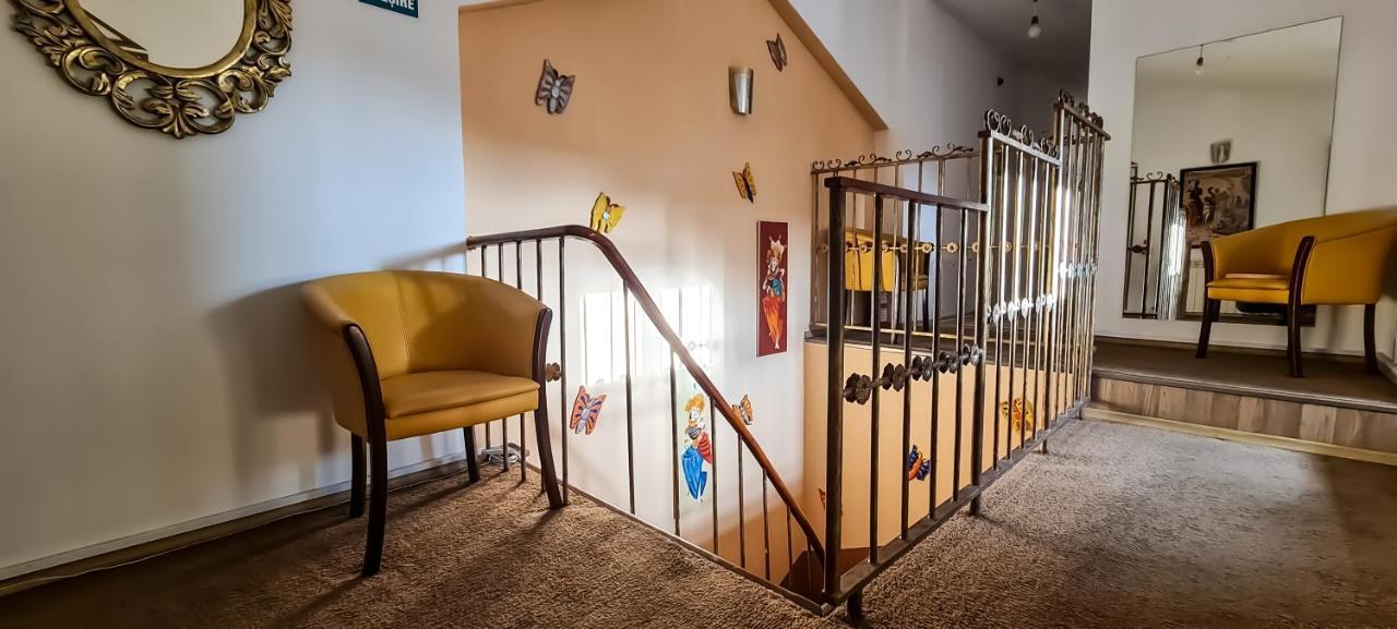 5 Stars High Hostel Bucharest Exterior photo