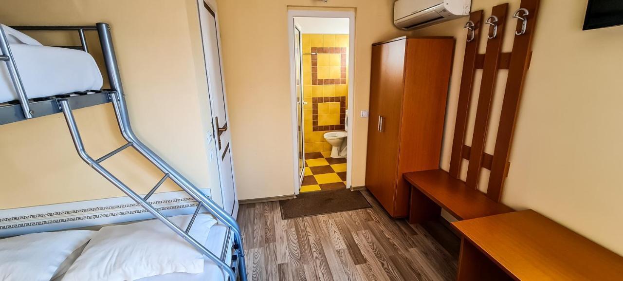 5 Stars High Hostel Bucharest Exterior photo